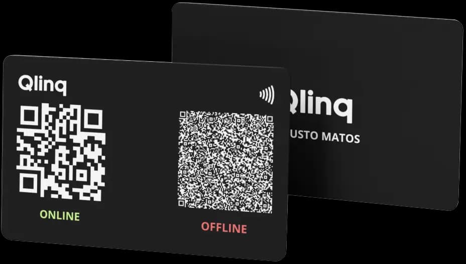 Cartão NFC Qlinq preto aproximado de um smartphone